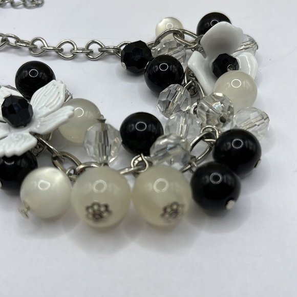 Necklace Black White Beads with White flowers Silver-tone Neutral colors - Picture 7 of 7